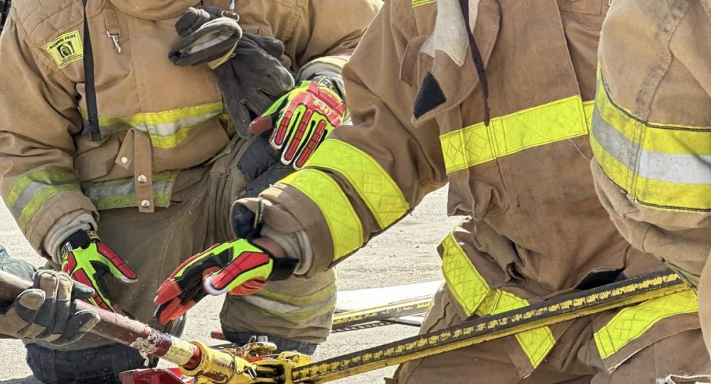 Bomberos mostrando técnicas de corte