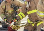 Bomberos mostrando técnicas de corte