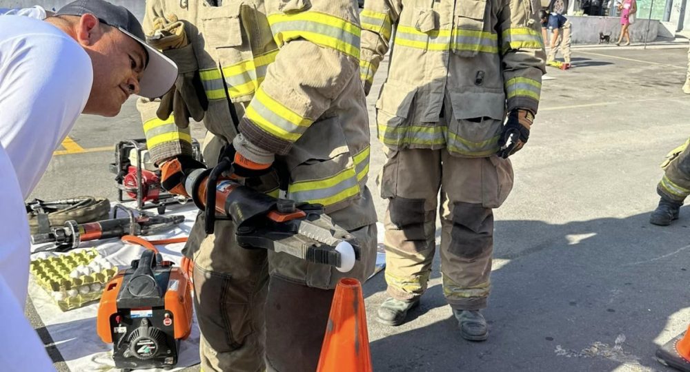 Bomberos sosteniendo huevo con pinzas de la vida