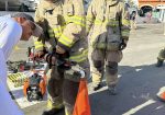 Bomberos sosteniendo huevo con pinzas de la vida