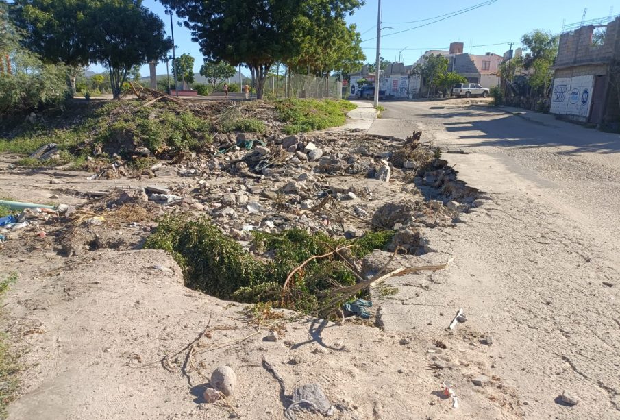 Calle erosionada por lluvias