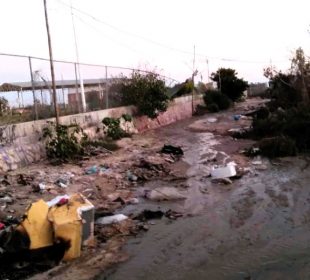 Camino colindante con primaria con corrida de aguas negras