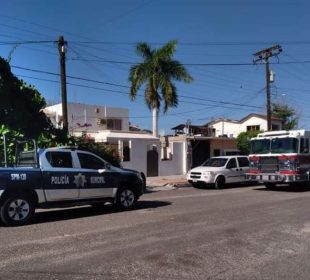 Camión de bomberos afuera de departamento en Los Olivos
