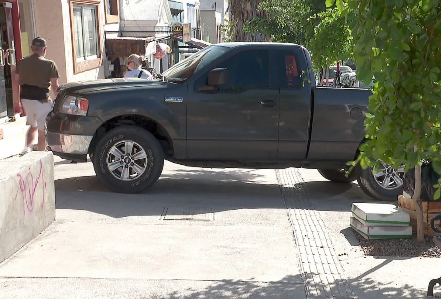 Camioneta bloqueando pasillo de la banqueta