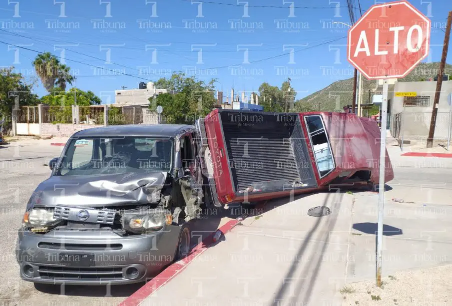 Camioneta volcada junto a carro afectado por choque