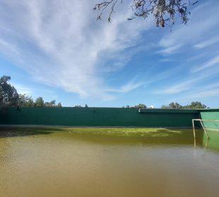 El agua alcanza un nivel de 30 cm en la cancha