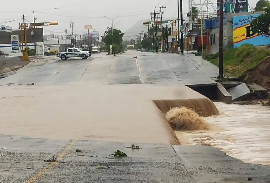 Carril consumido por arroyo