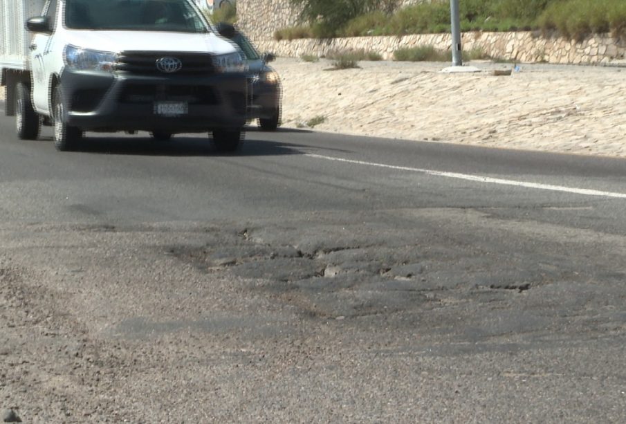 Carros circulando por carretera con remaches