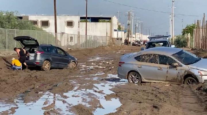 Coches atascados en lodo