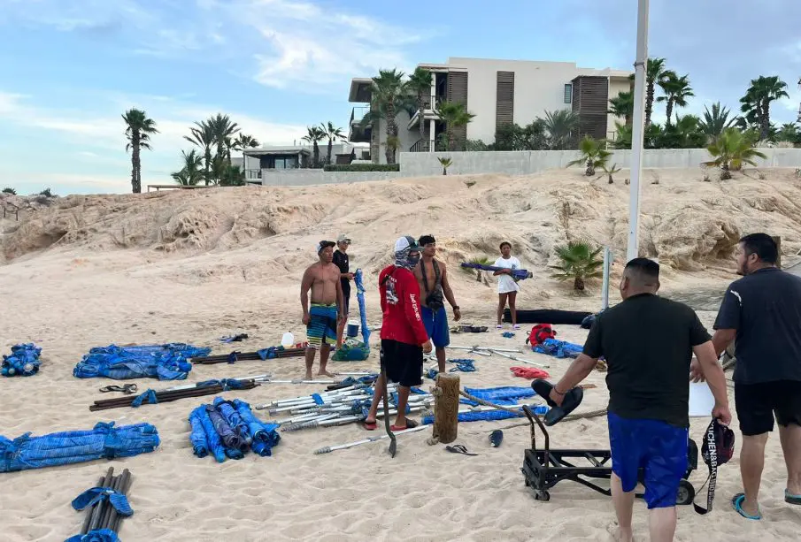 Comerciantes de sombrillas en playas de Los Cabos