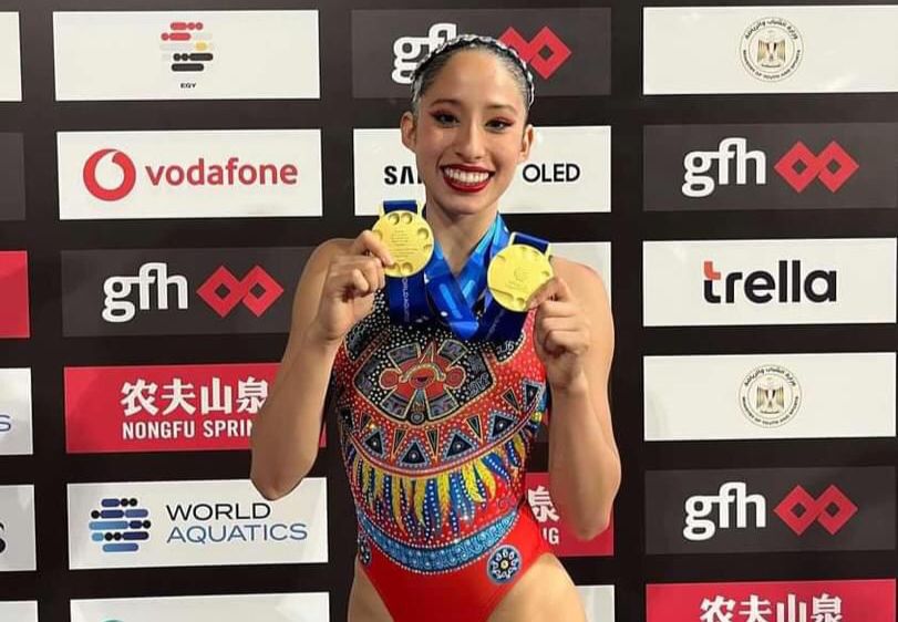 Daniela Estrada sosteniendo medallas de oro