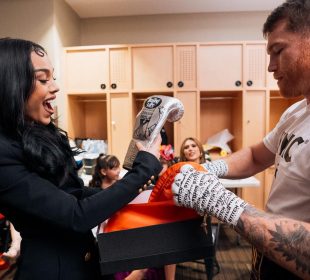 Danna Paola recibiendo guantes regalados por Canelo