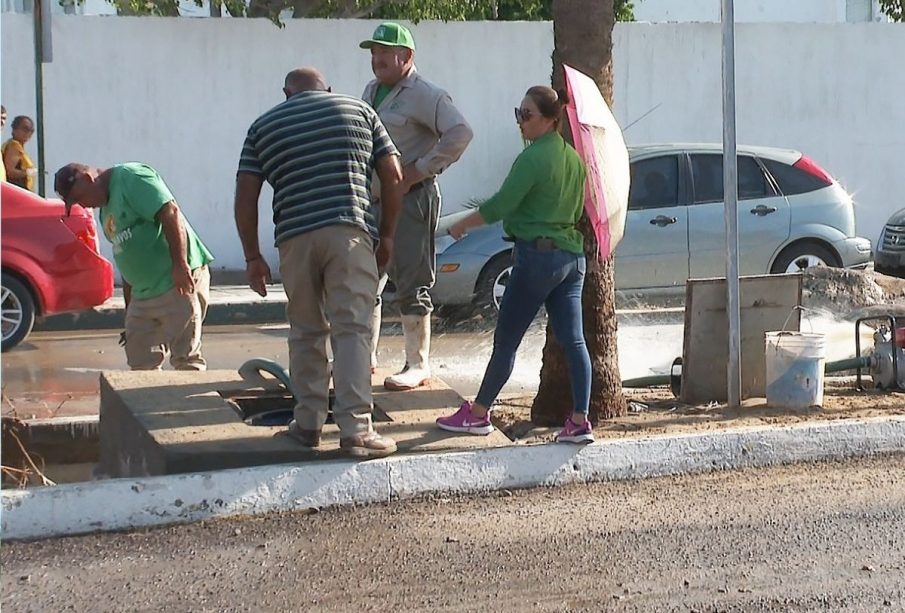 Derrame de agua en el en el bulevar Colosio