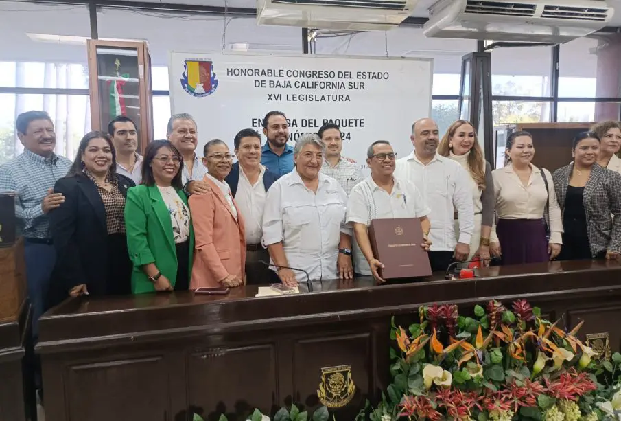 Diputados recibiendo Paquete Económico 2024