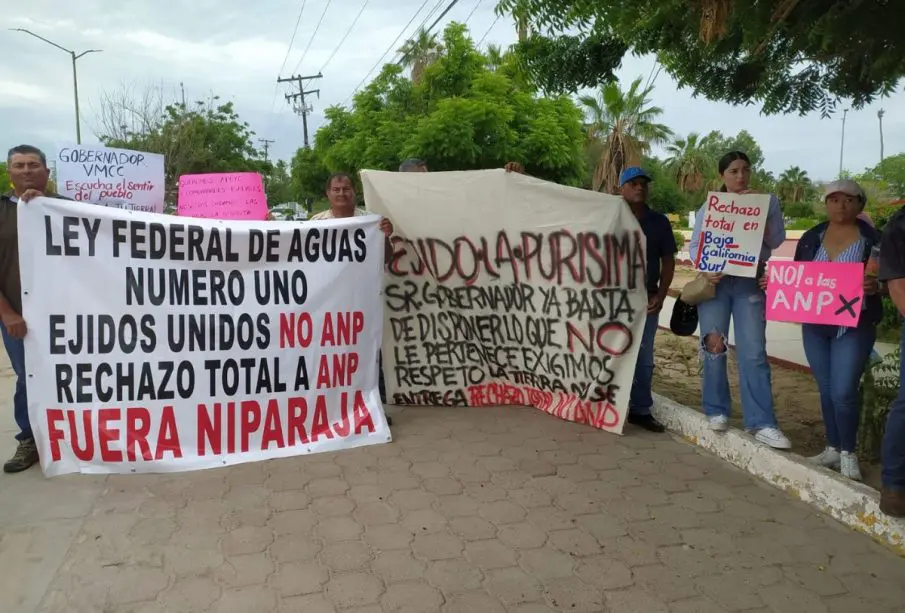 Ejidatarios de Baja California Sur marchando en La Paz