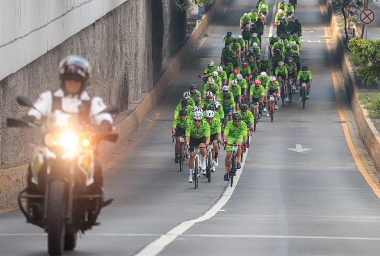 Elemento de seguridad apuntalndo contingente de ciclistas