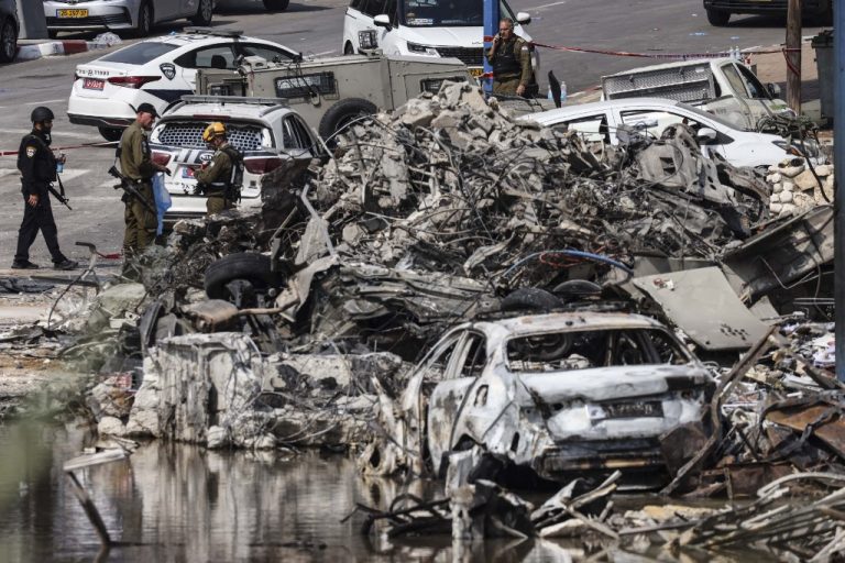 Elementos de seguridad en zona donde cayó bomba