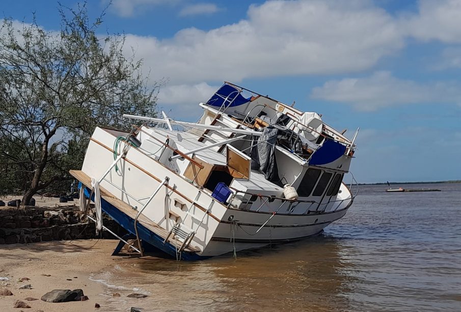 Embarcación encallada tras Norma