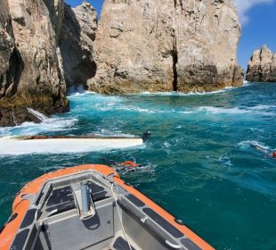 Embarcación volcada en Arco de Cabo San Lucas