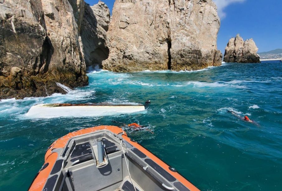 Embarcación volcada en Arco de Cabo San Lucas