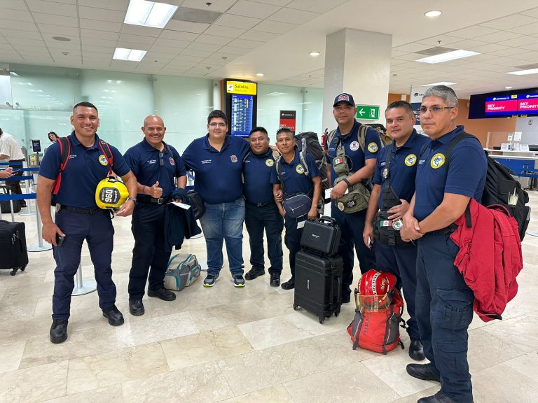 Equipo de bomberos que asistió a Acapulco Guerrero