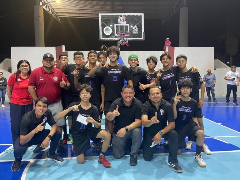 Equipo de chicos que participo en torneo de voleibol