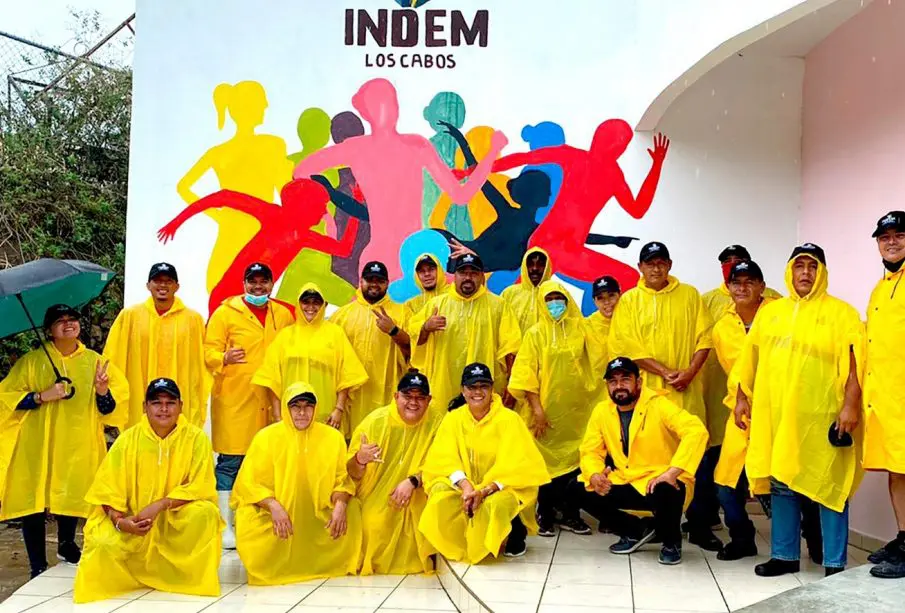 Equipo del Indem con impermiables