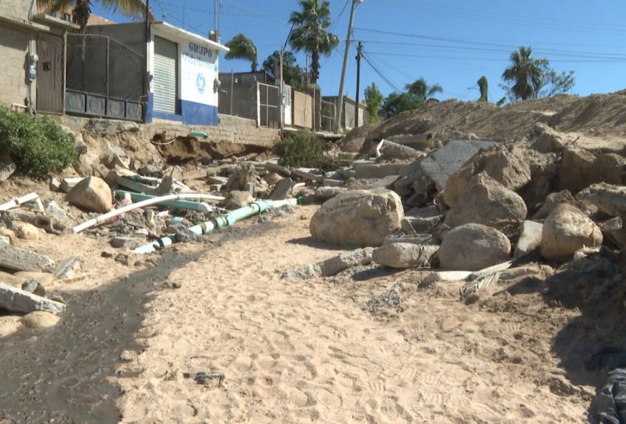 Escombros y tierra en calle de San José del Cabo