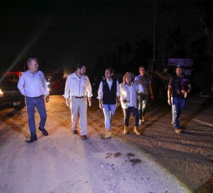 Evelyn Salgado con funcionarios recorriendo Guerrero