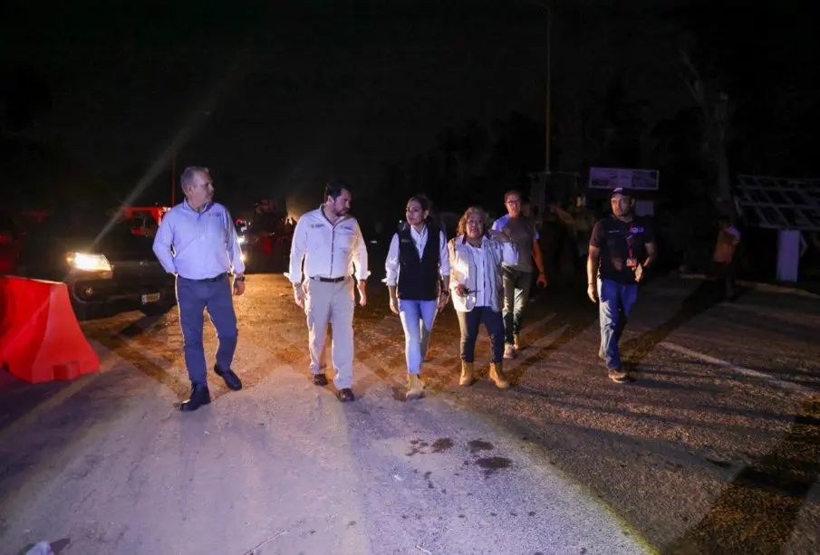 Evelyn Salgado con funcionarios recorriendo Guerrero