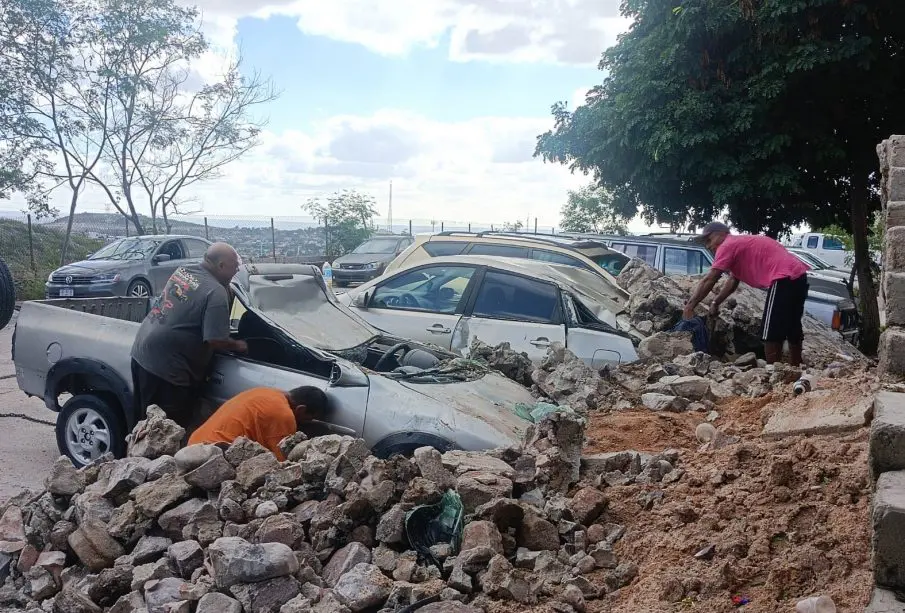Barda le cayó a los tres vehículos de una familia