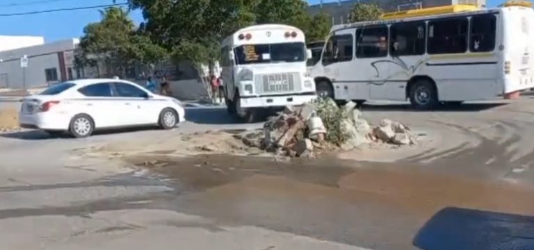 Fuga de agua en cruce vial