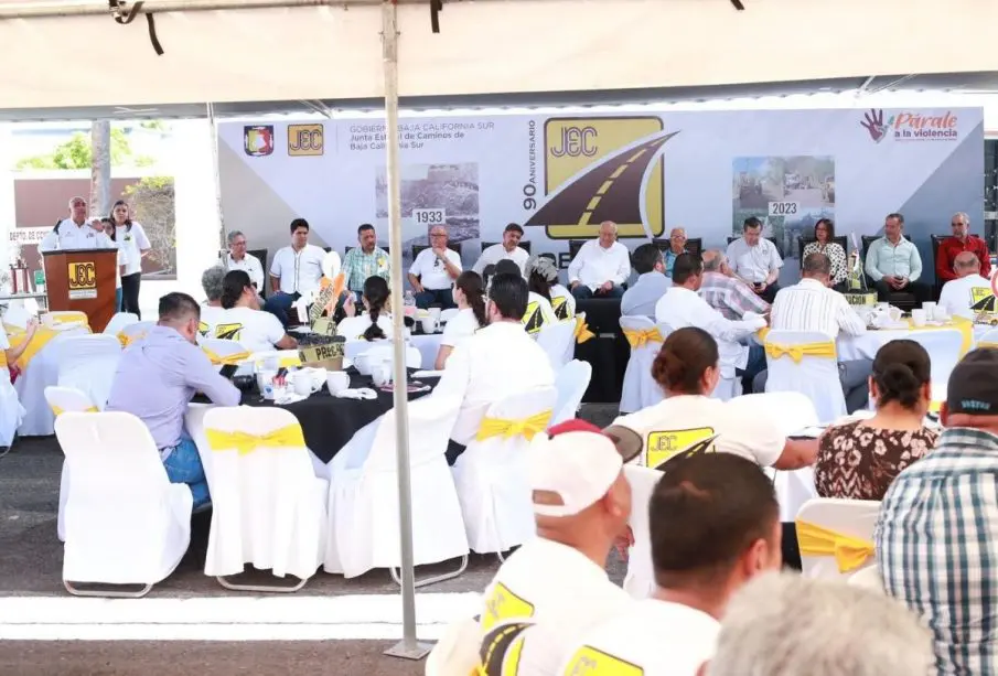 Gobernador con trabajadores de la Junta Estatal de Caminos