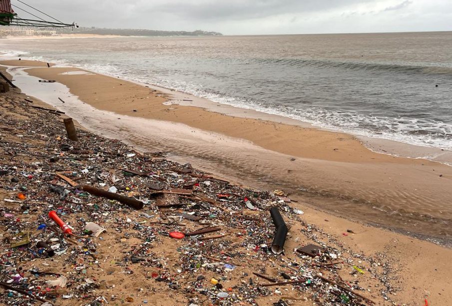 Gran cantidad de basura a la orilla de la playa tras Norma