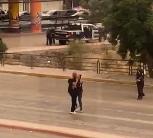 Hombre amenazando a una mujer en la vía pública