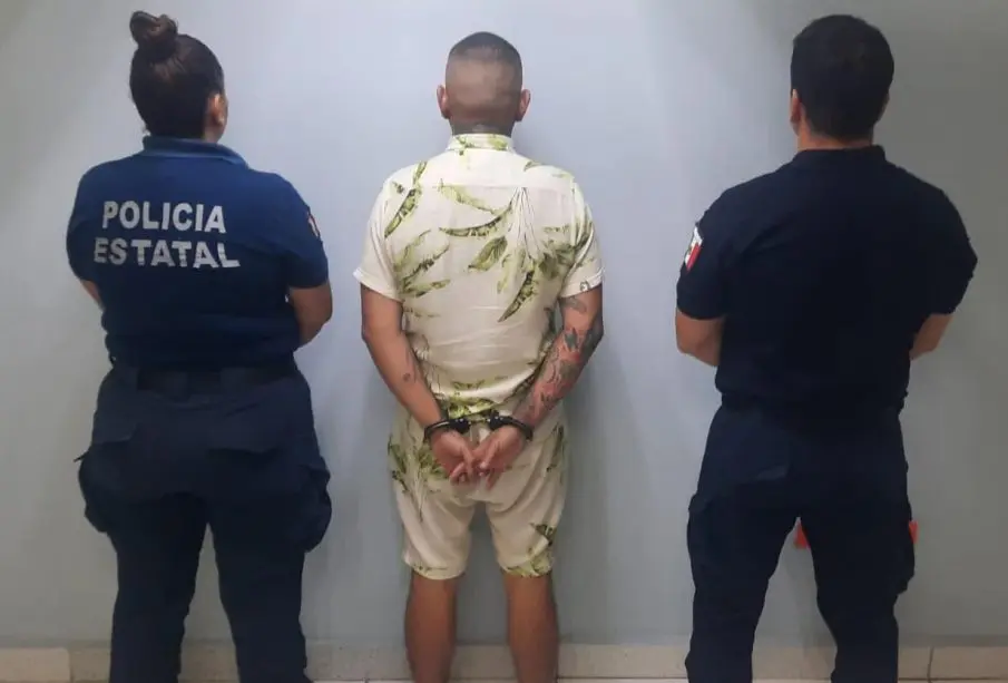 Hombre detenido y esposado