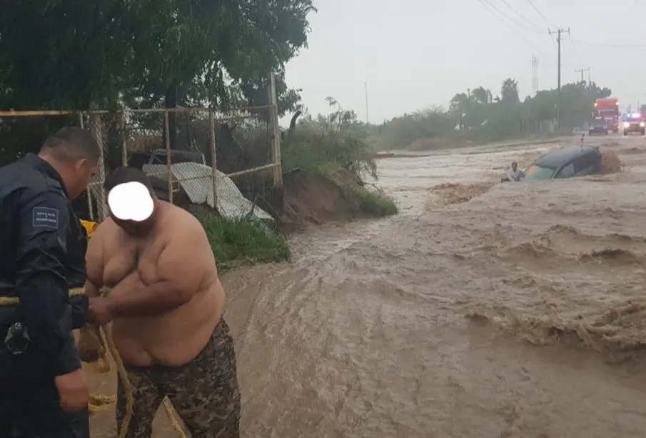 Hombre rescatado en arroyo