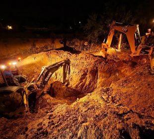 Hombres trabajando en máquinas retroexcavadoras