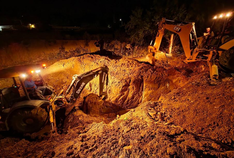 Hombres trabajando en máquinas retroexcavadoras