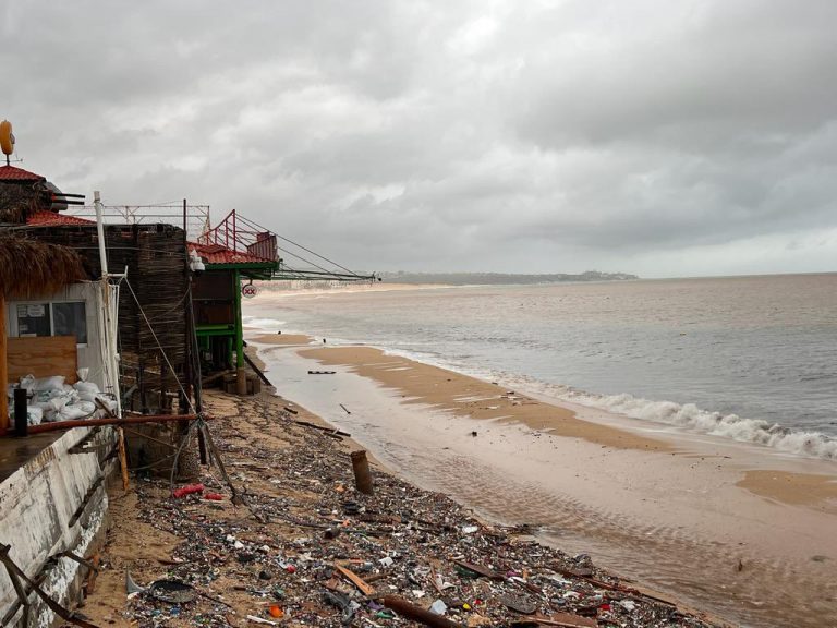 Infraestructura dañada a la orilla de la playa por Norma