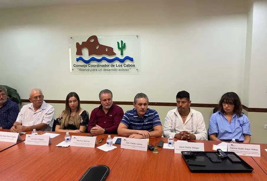 Integrantes del CCC Los Cabos en torno a la liberación del dorado