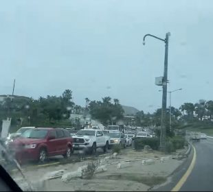 Intenso tráfico en carretera ante lluvia por Norma