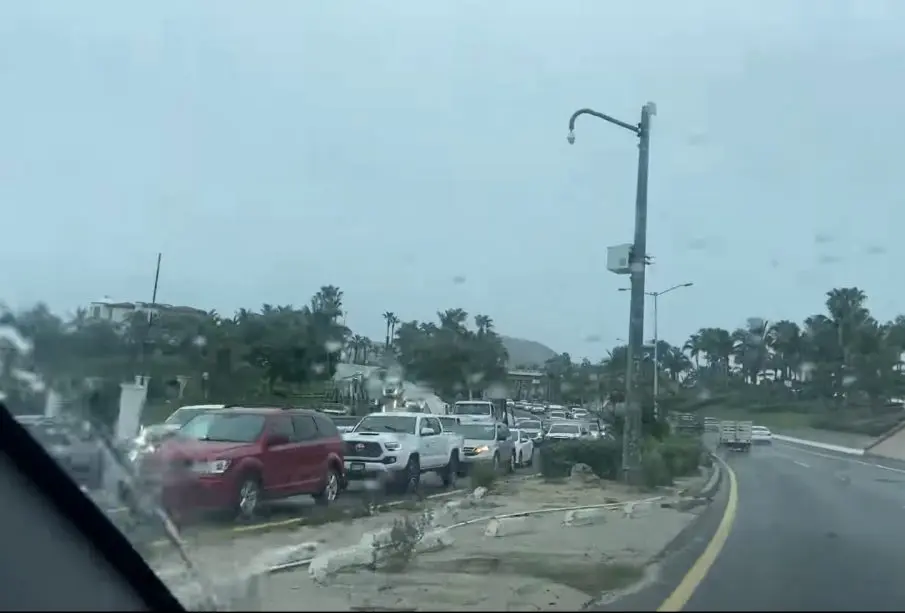 Intenso tráfico en carretera ante lluvia por Norma