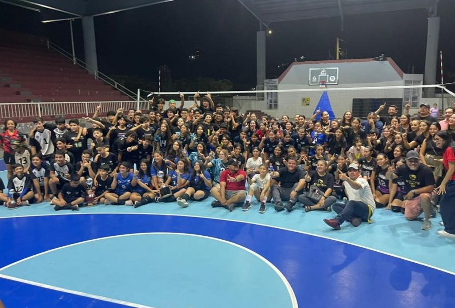 Jóvenes y niños participantes de torneo de voleibol en CSL