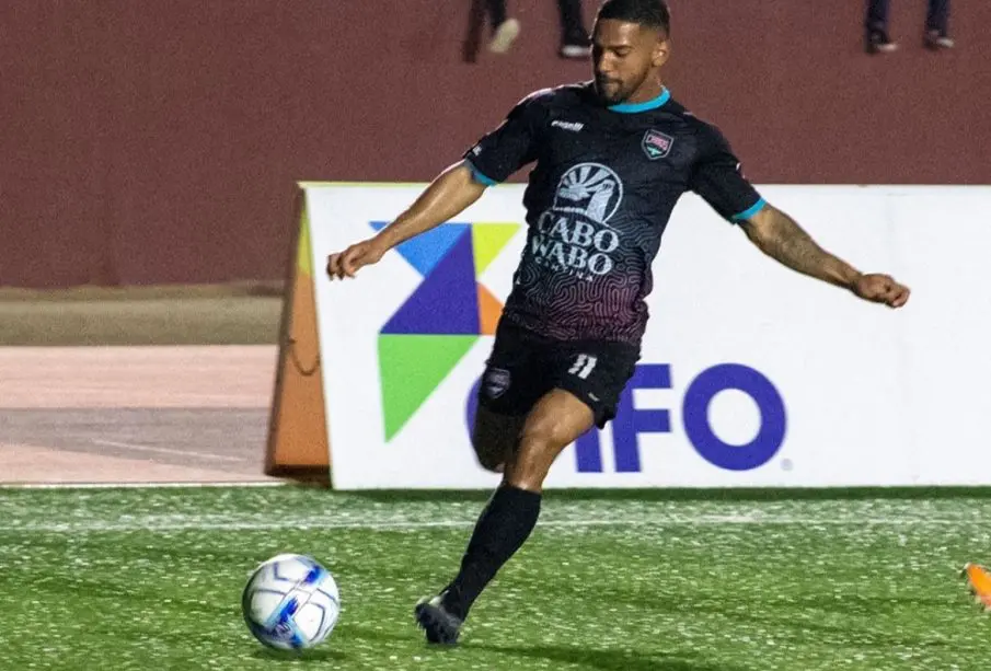 Jugador de Los Cabos United apunto de patear balón