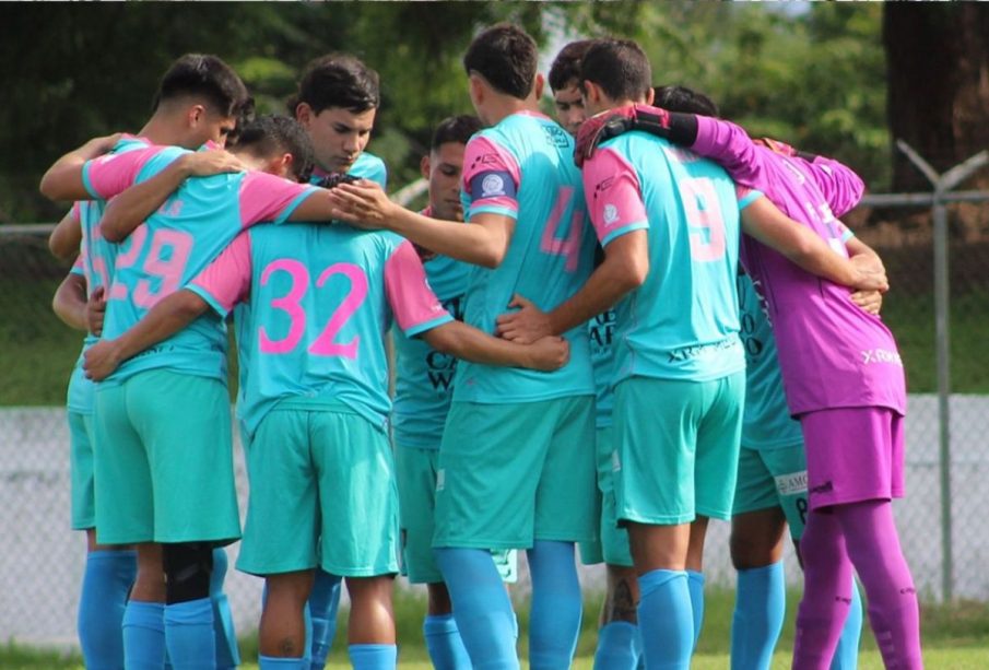 Jugadores de Los Cabos United abrazándose