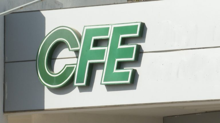 Letras de la CFE en edificio