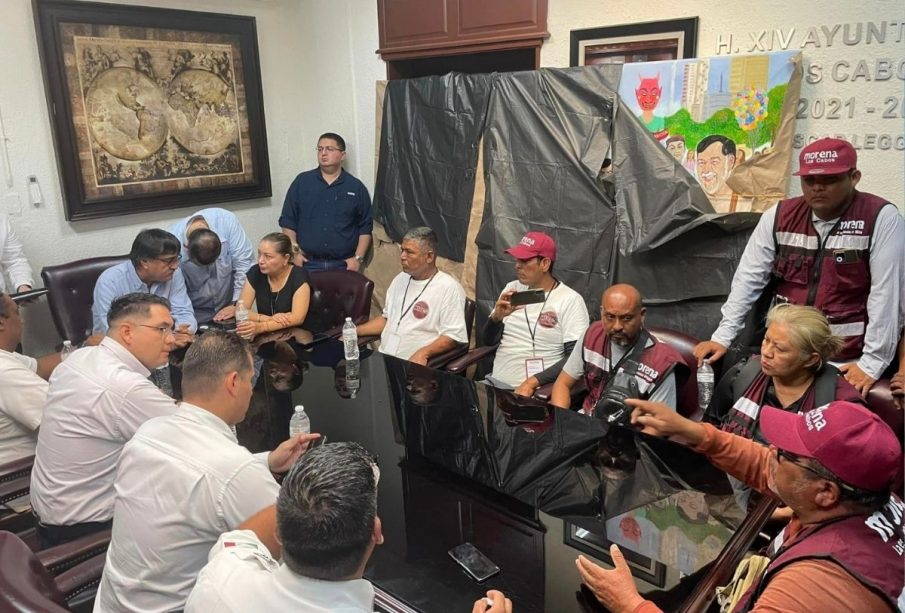 Manifestantes morenistas en el Palacio Municipal de Los Cabos