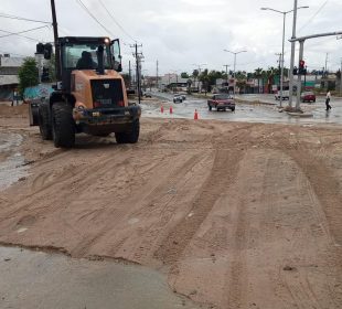 Maquinaria aplanando calle sin pavimentar