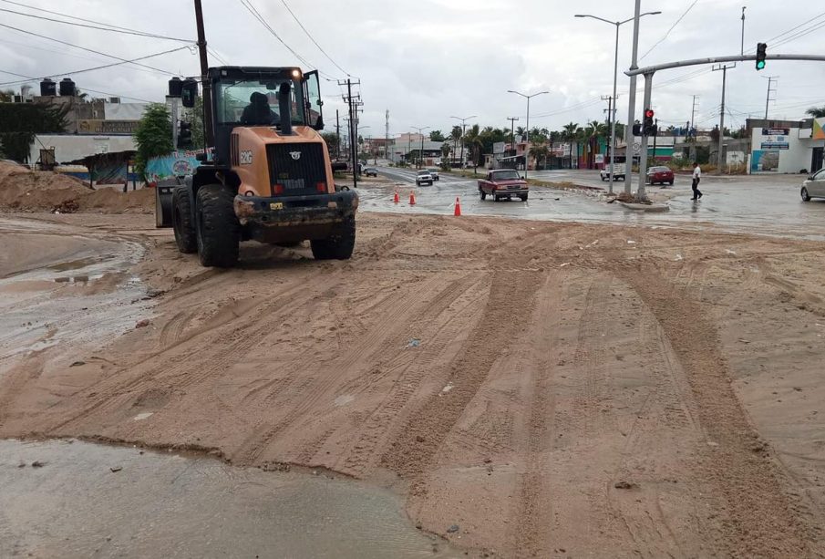 Maquinaria aplanando calle sin pavimentar